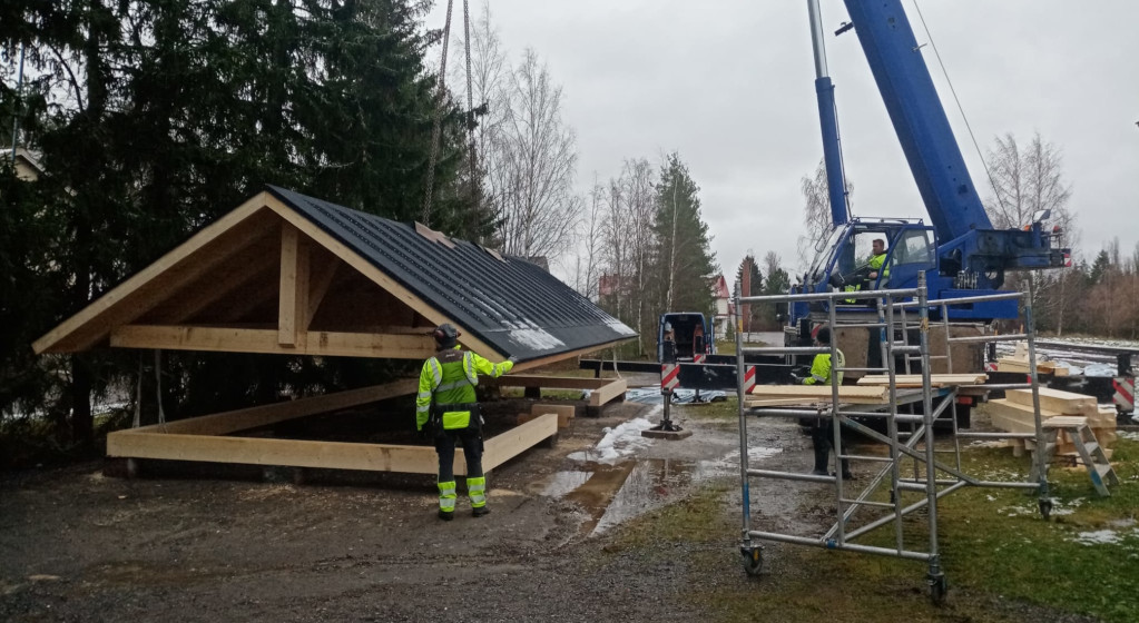 Katoksen valmista kattoa aletaan nostaa ylös.