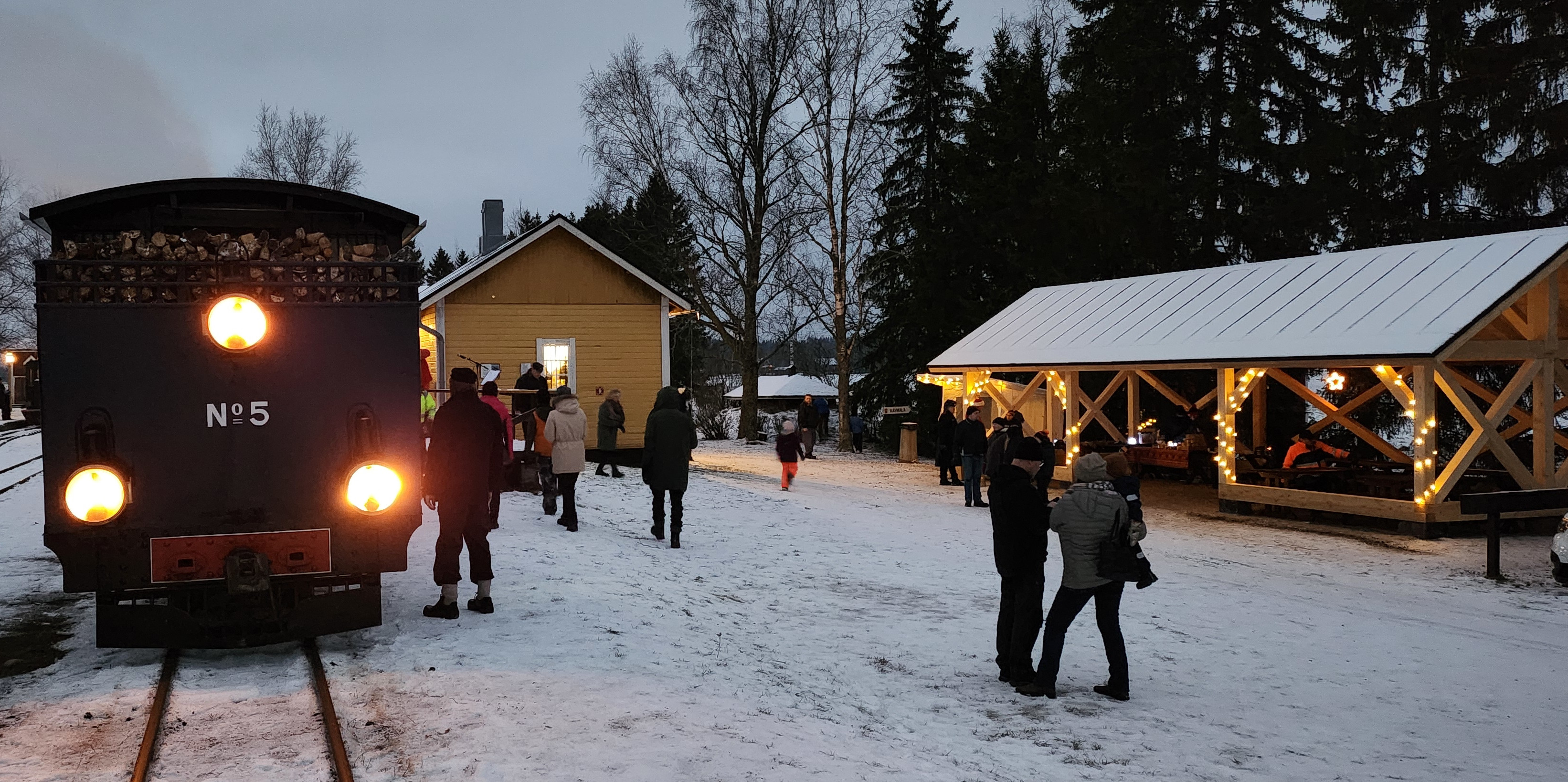 Katos valmiina ja jouluvalaistuna Joulupukin junan seistessä sen vierellä..